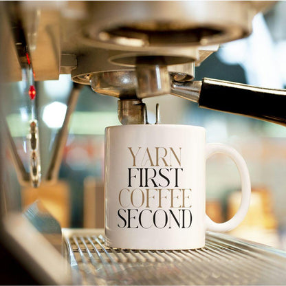"Yarn First, Coffee Second" Keramisk kaffemugg – Stick- &amp; Virkningspresent