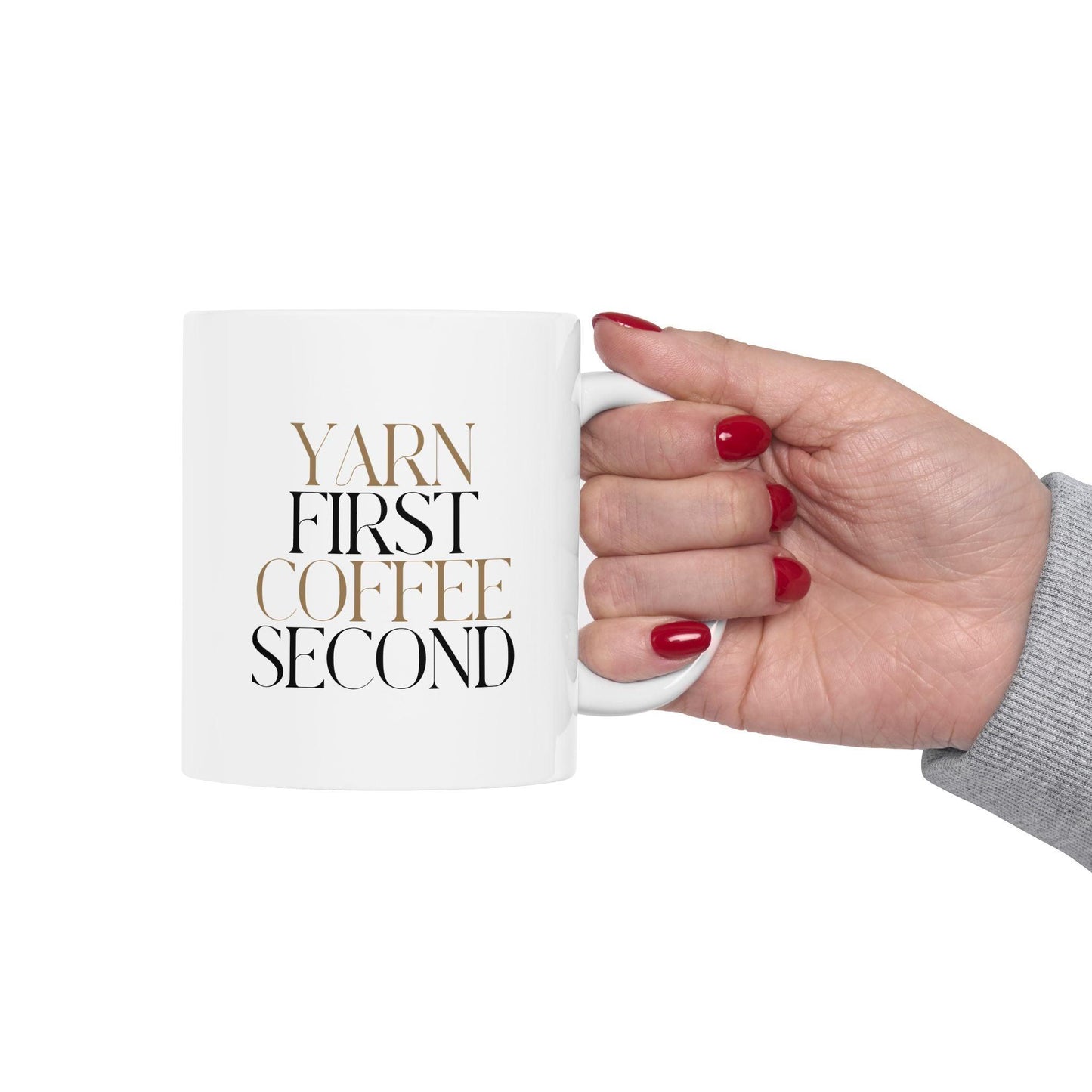 "Yarn First, Coffee Second" Keramisk kaffemugg – Stick- &amp; Virkningspresent