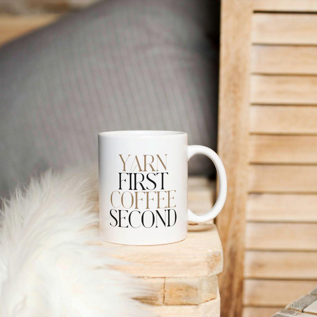 "Yarn First, Coffee Second" Keramisk kaffemugg – Stick- &amp; Virkningspresent
