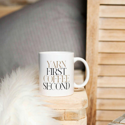 "Yarn First, Coffee Second" Keramisk kaffemugg – Stick- &amp; Virkningspresent