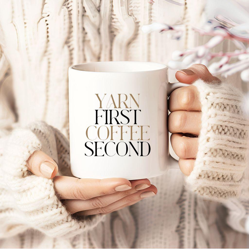 "Yarn First, Coffee Second" Keramisk kaffemugg – Stick- &amp; Virkningspresent