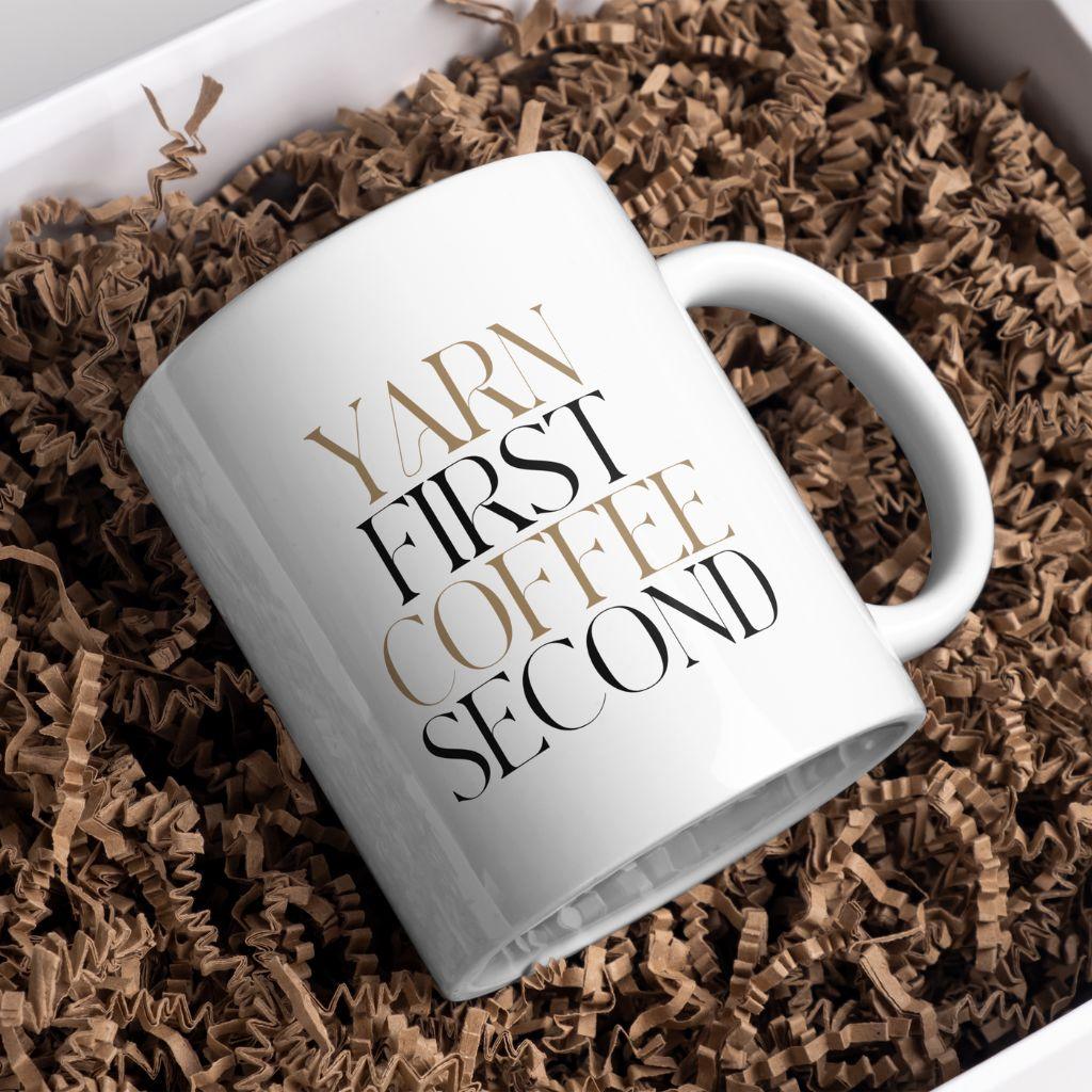 "Yarn First, Coffee Second" Keramisk kaffemugg – Stick- &amp; Virkningspresent