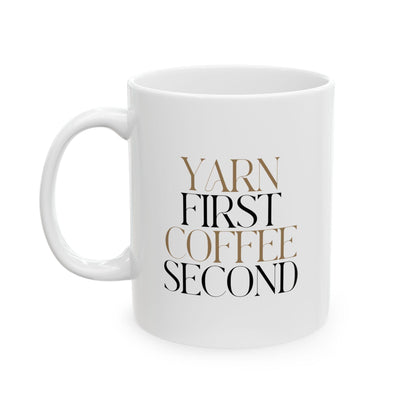 "Yarn First, Coffee Second" Keramisk kaffemugg – Stick- &amp; Virkningspresent