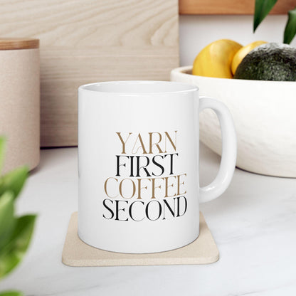"Yarn First, Coffee Second" Keramisk kaffemugg – Stick- &amp; Virkningspresent